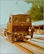 Bilder aus alten Zeiten: Die DBB Dampflokomotive E 3/3 Nr. 1  Lise , ehemals Gaswerk der Stadt Bern, umfährt in Gümmenen ihren aus Flamatt eingetroffen Zug. 

Analogbild vom 3. Mai 1981