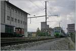 Noch einen Hauch Landstation vermittelt der ausfahrende BLS RABe 525 und der am Anschlussgleis stehenden Tm 236 341-4; wem nach mehr Nostalgie ist, der findet im Lützelflüh gewünschtes.