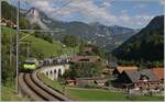 Die BLS Re 465 002 ist bei Garstatt mit den GoldenPass Express 4068 von Interlaken nach Montreux unterwegs und wird in gut einer Viertelstunde von der Schmalspur Ge 4/4 (Serie 8000) der MOB in