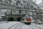 Ein ICN verlässt den 15003m langen Gotthard-Tunnel in Göschenen.