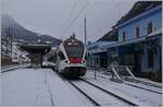 Der SBB TILO RABe 524 113 beim Halt im blauen Bahnhof von Ambri-Piotta.