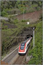 Von Rodi-Fiesso durch die Dazio Grande nach Faido: Ein SBB ICN zwischen den 1568 m langen Freggio Kehrtunnel und der gleichnamigen Brücke über den Ticino.