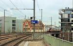 Bahnhof Zug, Einfahrt des Doppelstockzugs 502 228, vorbei am markanten Lagerhaus Stadlin von 1881.