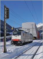 Die Railpool 186 497 hat in Airolo ihren aus Sggrrs S 204 Wagen bestehenden Ganz-G�terzug unter die Beladungseinrichtung rangiert und f�hrt nun auf ein Wartegleis, bis der Zug beladen ist.