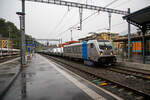 Die Railpool 187 003-9 (91 80 6187 003-9 D-Rpool) fährt am 02.08.2019 (bei Regen) mit einem mit FIAT Nutzfahrzeugen beladenen Flachwagen-Zug (Flachwageneinheiten der Gattung Laad…) durch den Bahnhof Bellinzona in Richtung Norden. 

Die TRAXX F160 AC3 LM wurde 2012 von Bombardier Transportation in Kassel unter der Fabriknummer 34937 gebaut.