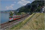 Beim Château de Chillon ist ein FS Trenitalia ETR 610 als EC auf dem Weg von Milano nach Genève.