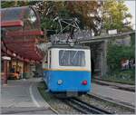 Einer der noch drei verbliebenn Bhe 2/4 207 beim Halt im Bahnhof Glion.