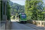 Der TPC ASD ABe 4/8 471 ist von Aigle auf dem Weg nach Les Diablerets und fährt auf dem  Abstecher  nach Le Sépey bei Les Planches (Aigle) über die 97 Meter lange Brücke  Planches 