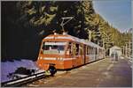 Aufgebügelt steht der M-C BDeh 4/8 22 in Le Châtelard und wird von zwei Grenzwächtern auf dem Bahnsteig beäugt.