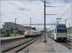 Während der SBB ICN RABe 500 017  Willi Ritschard  auf dem Weg von Genève-Aéroport nach Zürich Moregs erreicht, verlässt ein BAM Regionalzug nach Bière den Bahnhof.