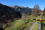 Durch Zufügung eines Gelenksteuerwagens an zwei dreiteilige Panorama-Triebwagen der Wengernalpbahn ist jetzt ein riesig langer 8-Wagenzug entstanden.