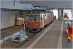 Im etwas nüchternen Bahnhof von Mürren wartet der BLM Be 4/4 31 (ex Bipperlisi) auf die Rückfahrt nach Grütschalp, im Hintergrund ist das geschäftige Treiben zur Ent- und