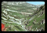 Furka Bergstrecke zur Zeit des elektrischen Betriebs: Unterhalb des Kehrtunnels im Aufstieg von Oberwald nach Gletsch, mit Blick auf die Grimsel-Passstrasse.