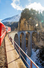   UNESCO-Weltkulturerbe Albulabahn: Gezogen von der RhB Ge 4/4 III 651, fahren wir am 18.02.2017 mit dem RE (Chur -  St.