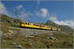 Im klassischen Bernina-Bahn-Gelb zeigen sich die beiden ABe 4/4 N 30 und 35 mit zwei B2 auf der Fahrt Richtung Norden kurz von Bernina Ospizio.