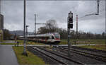 Schlechtwetter und ein Baustellendrama bei Frick. 

Durchs Sisslerfeld eilen die beiden Flirts RAB e523 011 (im Bild) und RABe 521 014. Februar 2026.