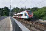 
Der SBB RABe 522 229 erreicht RL7 23535 auf dem Weg von Annemasse nach Vernier die Abzweigstation Jonction wo der Triebzug die CEVA Strecke verlassen wird. Bereits jetzt (und dies ab Lancy Pont Rouge) verkehrt der RABe 522 229 mit dem SNCF Stromsystem (25000 Volt 50 Hertz). Ungeschickter Weise hat mein Fotoapparat das Gel�nder im Vordergrund statt den Zug als Motiv fokussiert...

23. Juli 2023 