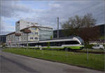 RVT-Flirt  in Fleurier. RABe 527 333 ist im Eigentum von TRN, das heute auch unter TransN firmiert. Nach seiner Einfahrt ist die Strecke für den Dampfzug frei. Mai 2024.