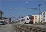 Der TPF RABe 527 195 ist auf dem Weg nach Romont FR und h�lt im Bahnhof von Sugiez, der sich hier noch in seiner urspr�nglichen Form zeigt, aber in K�rze umgebaut wird.

9. M�rz 2022