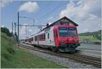 Der TRAVYS RBDe 560 385-7 (RBDe 560 DO TR 94 85 7560 385-7 CH-TVYS)  Lac de Joux  ist als Regionalzug 6015 auf dem Weg von Vallorbe nach Le Brassus und erreicht den kleinen Bahnhof Le Lieu, wo -