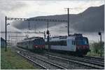 Der Gegenzug Buttes - Neuchâtel gibt die Strecke für die Weiterfahrt des RE Neuchâtel - Frasne frei.