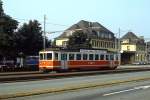 Be 4/4 86 der SNB (Solothurn Niederbipp Bahn) wartet im Juli 1983 vor dem Bahnhofsgebude von Solothurn auf Fahrgste.