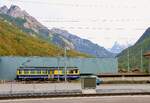 Berner Oberland Bahn,  Fremdkörper : Der verbliebene  alte  Triebwagen 310 besitzt noch die +GF+ Kupplung und ist somit nicht mehr mit den Regelfahrzeugen kompatibel. Er muss ab und zu Wagen für den Unterhalt befördern, und hier scheint er im Dienste der Fahrschule zu stehen. Zweilütschinen, 9.Oktober 2024. Vielleicht existiert noch der zuletzt revidierte Triebwagen 304 für die Schneeräumung.    