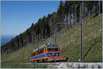 Der MG Bhe 4/8 11 mit Vorstellwagen erreicht in Kürze die Gipelstation.