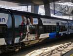 Die Zwischenwagen des Triebzuges Smile, der WESTbahn, sind alle mit sch�nen Motiven beklebt, aufgenommen im HBF Wien. 03.05.2026.