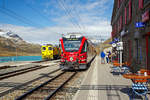   Ohne Halt fährt der Bernina Express am 13.09.2017 über den höchsten Punkt der Strecke, die Station Ospizio Bernina (Bernina Hospiz).