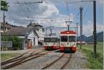 Eine der wohl  berühmtesten  Zugkreuzung in der Schweiz: in La Sange kreuzen sich einmal pro (Werk)-Tag die transN Züge R22 9921 und 9920. Der transN BDe 4/4 6 ist auf der Fahrt nach La Chaux de Fonds und der BDe 4/4 N° 8 als Gegenzug nach Les Ponts-de-Martel. Das Bild zeigt auch schön die farblichen Unterschiede der beiden cnm BDe 4/4 6 und 8. Fotostandpunkt beim örtlichen Bahnübergang.

27. Juni 2024