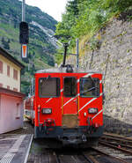 Der Elektrische Zahnradgepäcktriebwagen MGB Deh 4 /4 II - 93 „Oberwald“, ex FO Deh 4/4 II – 93, verlässt am 02 August 2019, mit seinem Schöllenenbahn Regionalzug nach Andermatt, den Bahnhof Göschen. 