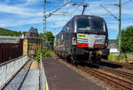 Die an die BLS Cargo (Crossrail Benelux) vermietete X 4 E – 712 / 193 712-7 (91 80 6193 712-7 D-DISPO) der BRCE - Beacon Rail Capital Europe (M�nchen) f�hrt am 28 Mai 2026, mit einem KLV-Zug, durch Kirchen (Sieg) in Richtung K�ln. 

Die Siemens Vectron MS (A22-5f) wurde 2019 von Siemens Mobilitiy in M�nchen-Allach unter der Fabriknummer 22547 gebaut. Die Vectron Lokomotive ist als MS – Lokomotive (Mehrsystemlok) mit 6.400 kW konzipiert und f�r 160 km/h zugelassen f�r Deutschland, �sterreich, Schweiz, Italien und die Niederlande (D/A/CH/I/NL).

Die Lok wurde an die MRCE - Mitsui Rail Capital Europe GmbH in M�nchen ausgeliefert, seit September 2023 hat die Beacon Rail Metro Finance B.V. die Mitsui Rail Capital Europe B.V. (Amsterdam) und somit auch die Mitsui Rail Capital Europe GmbH im M�nchen �bernommen, so firmiert sie nun als Beacon Rail Capital Europe GmbH, M�nchen (BRCE / DISPO).