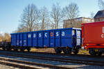 Ein recht neuer vierachsiger offener 82,5m³ Drehgestell-Güterwagen (Hochbordwagen) der Gattung Eanos, 37 80 5375 061-8 D-WASCO, der Wascosa AG, Luzern (CH), am 17 Februar 2025 abgestellt, im Zugverband eines Übergabegüterzuges, in Herdorf auf dem KSW Rbf Herdorf (Betriebsstätte Freien Grunder Eisenbahn - NE 447).

Der Wagen wurde 2023 von Astra Rail Industries (ARI) in Arad (Rumänien), seit 2016 Werk der Greenbrier Europe, gebaut.

Der Wagen ist für den Transport von Eisenschrott, Kohle sowie diversen Schüttgütern. Es ist ein robuster Wagen, da die Wände und der Boden in verstärkter Stahlkonstruktion, aus unlegiertem Baustahl S355J2+N, gefertigt sind. Die Blechdicken betragen 4 mm bei Seitenwand, 6 mm bei Stirnwand und 8 mm beim Boden. Die Wagen haben eine verstärkte Zugeinrichtung und ist für automatische Kupplungen (DAK) vorbereitet. 

Auffällig bei diesen Wagen ist, das sie keine große 2-flügelige Tür besitzen, sondern nur eine kleine Tür 750 x 930 mm je Wagenseite besitzen (hier links im Bild). 

TECHNISCHE DATEN:
Spurweite: 1.435 mm (Normalspur)
Achsanzahl: 4 in zwei Drehgestellen
Länge über Puffer: 15.740 mm
Drehzapfenabstand: 10.700 mm
Achsabstand im Drehgestell: 1.800 mm
Laufraddurchmesser: 920 mm (neu)
Drehgestelle: Y25 Lsd-KP1 (V)
Puffer: Gruppe A, Hub 105 mm
Länge x Breite der Beladeöffnung: 14.492 x 2.720 mm
Ladelänge: 14.490 mm
Ladefläche: 39,4 m²
Laderaum:  82,5 m³
Höchstgeschwindigkeit: 100 km/h (beladen) / 120 km/h (leer)
Max. Ladegewicht: 59,0 t ab Streckenklasse C, 67,0 t ab Streckenklasse D
Eigengewicht: 23.000 kg
Kleinster bef. Gleisbogenradius: R 35 m (im Wagenverbund150 m)
Bremse: KE-GR-A (K)
Bremssohle: Jurid C 810
Handbremse: Ja
Intern. Verwendungsfähigkeit: TEN-GE

