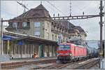 Die (ex DB) WRS 193 302 (91 80 6193 302-7 D-WRSCH) steht mit einem langen Kesselwagenzug in einige Zeit in Lausanne bevor ihre Fahrt weitergeht. Die Lok hat gem�ss der Anschrift eine Zulassung in D, A, CH, I, NL und B, wobei praktisch an der selben Stelle angeschriebenen Spannungen f�r mich nicht schl�ssig sind: 3000 V , 1500 V, 1500 V 50 Hz und 1000 V 16,7 Hz. Leider stand die Lok mit ihrem Zug fotografisch gesehen sehr ungeschickt, was haupts�chlich auf die L�nge der Zuges zur�ckzuf�hren ist.
(Richtige Kategorie?)

5. Januar 2026