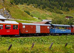 Abgestellt in Realp (Uri) von/bei der DFB Dampfbahn Furka-Bergstrecke AG am 07 September 2021, aufgenommen aus einem fahrenden MGB-Zug heraus:    Links:  Der ehemalige G�terwagen VZ K 63 der Visp