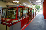 Der elektrischer Zahnradtriebwagen Bhe  1/2 Nr. 2 der Dolderbahn steht am 06.06.2015 in der Talstation zur Abfahrt bereit.

Die beiden Elektrischer Zahnradtriebwagen Bhe  1/2 der Dolderbahn
Im Jahr 1972 stellte die Dolderbahn- Betriebs AG den Seilbahnbetrieb ein, verlängerte die Strecke um rund 500 m auf 1,3 km und verlegte eine Lamellenzahnstange (System von Roll) in das erneuerte Gleis. Für den Zahnradbetrieb lieferte die SLM 1973 zwei zweiachsige Zahnradtriebwagen. Jeder dieser Zahnradtriebwagen hat talseitig eine Triebachse und bergseitig eine Bremsachse. Ein im Untergestell in Längsrichtung angeordneter Fahrmotor treibt über eine Kardanwelle und ein zweistufiges Getriebe das Triebzahnrad an. Die Verbundbauweise des Wagenkastens mit dem Untergestell ergibt eine selbsttragende, leichte und solide Konstruktion.  Volle Betriebssicherheit wird durch eine elektrische Widerstandsbremse, eine Zahnradbremse sowie eine Klinkenbremse gewährleistet.

TECHNISCHE DATEN:
Hersteller: SLM (Schweizerische Lokomotiv- und Maschinenfabrik), Winterthur
Elektrischen Ausrüstung: BBC (Brown, Boveri & Cie. AG), Baden
Spurweite: 1.000 mm (Meterspur)
Zahnstangensystem: von Roll
Achsformel: 2z
Max. Steigung: 196 ‰
Länge über Puffer: 11.520 mm
Achsabstand: 5.400 mm
Laufraddurchmesser: 690 mm
Teilkreisdurchmesser Treib- und Bremszahnrad: 573 mm
Eigengewicht: 14,4 t
Max. Zuladung: 7,8 t
Leistung: 131,5 kW (dauernd) / 149,5 kW (einstündig)
Zugkraft: 22,9 kN (dauernd) / 27,2 kN (einstündig)
Höchstgeschwindigkeit: 25 km/h (Bergfahrt) / 16 km/h (Talfahrt)
Getriebeübersetzung: 1 : 10,45
Sitzplätze: 26
Stehplätze: 74
Fahrdrahtspannung: 600 V = (DC)

Die Dolderbahn ist eine Privatbahn in der Stadt Zürich. Die Zahnradbahn erschließt das Dolder-Gebiet im Quartier Hottingen ab der Haltestelle Römerhof am Römerhofplatz auf 444 Metern über Meer und endet in der Station Dolder auf dem Adlisberg auf 606 Metern über Meer. Die Bahn dient nebst der Verbindung mit dem Wohnquartier auch als Zubringer für zwei Hotels, dem Wellenbad Dolder, der offenen Eisbahn Dolder und dem als Naherholungsgebiet dienenden Adlisberg.

Die Betreibergesellschaft wurde 1893 gegründet. 1895 wurde der Betrieb als Standseilbahn aufgenommen. Sie führte auf einer Strecke von rund 800 Metern vom Römerhofplatz zum Hotel Waldhaus Dolder auf 548 Metern über Meer.

Zur Verbindung mit dem Grand Hotel Dolder wurde am 5. Juli 1899 ein meterspuriges Tram in Betrieb genommen. Es wurde mit einem einzigen Wagen gleicher Bauart wie die StStZ-Wagen 57–84 betrieben. Die Strecke hatte keine direkte Verbindung zum Zürcher Tramnetz, jedoch sorgte die StStZ für den Unterhalt des Motorwagens und stellte während einer längeren Revision einen Ersatzwagen. Am 31. Dezember 1930 wurde das Dolder-Tram eingestellt und ein Bus übernahm die Verbindung zwischen Waldhaus und Grand Hotel.

Zwischen 1972 und 1973 wurde die Standseilbahn durch eine Zahnradbahn ersetzt und die Strecke bis zum Grand-Hotel Dolder verlängert. Weil dazu eine Kurve nötig war, wurde aus der Seil- eine Zahnradbahn. Seither misst sie 1.328 Meter und überwindet dabei eine Höhendifferenz von 162 Metern mit einer Neigung von maximal 19,6 Prozent. Weitere Vorteile gegenüber einer Standseilbahn sind, die Bahntrasse kann besser dem Gelände angepasst werden, die Ausweichstelle muß nicht genau in der Mitte der Bahnstrecke liegen. Zudem ist ein Einwagenbetrieb oder ein späterer Ausbau für automatischen Betrieb möglich.
