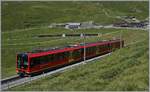 Kurz nach der Kleine Scheidegg fährt ein neuer Jungfraubahn Zug Richtung Jungfraujoch.