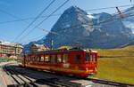 Der BDhe 2/4 Triebwagen Nr. 209 mit dem Steuerwagen Bt 33, beide der Jungfraubahn stehen am 02.10.2011 im Bahnhof Kleine Scheidegg (2.064 m. . M.), im Hintergrund die berhmte Eiger-Nordwand.

Der Triebwagen wurde 1964 von der SLM - Schweizerische Lokomotiv- und Maschinenfabrik in Winterthur gebaut, die elektrische Ausrstung ist von BBC. Der vorgestellte Steuerwagen Bt 33 wurde auch Steuerwagen Bt 33. Der Trieb- und der Steuerwagen wurden 2016 ausrangiert und abgebrochen und sind so seit 2016 Geschichte. 

Die BDhe 2/4 sind elektrische Zahnrad-Triebwagen der Jungfraubahn (JB). Sie wurden von 1955 bis 1966 in drei Serien von der SLM - Schweizerische Lokomotiv- und Maschinenfabrik in Winterthur (elektrische Ausrstung von BBC) angeschafft, da die alten Rowanwagen das steigende Transportaufkommen nicht mehr bewltigen konnten.

Sie bestehen aus einem selbsttragenden Wagenkasten mit nur einem Fhrerstand an der Talseite. Dem Fhrerstand schliet sich zur Bergseite hin der Gepckraum an, unter dem sich das Triebdrehgestell mit einem Achsstand von 3.150 mm befindet. Das bergseitige Laufdrehgestell dagegen hat nur einen Achsstand von 1.500 mm. Nach dem Gepckraum kommen der Passagierraum und der Einstiegsbereich mit der bergangstr zum Steuerwagen. Der fehlende bergseitige Fhrerstand befindet sich im Personen- oder Zisternen-Steuerwagen, der immer mitgefhrt werden muss. Auf dem Dach befinden sich insgesamt vier Stromabnehmer, die je zu zweit nebeneinander stehen, und die Bremswiderstnde. Mit der Ablieferung der JB Bhe 4/8 werden die BDhe 2/4 zunehmend aus dem Dienst genommen und abgebrochen. Aktuell sind nur noch die Nummern 202–204, 206 und 208 vorhanden.

TECHNISCHE DATEN:
Baujahre: 1955 bis 1966, 10 Stck  (TW 201–210)
Spurweite: 1.000 mm
Achsanordnung: 2'zz + 2'
Zahnradsystem: 	Strub
Lnge ber Puffer: 14.795 mm
Breite: 2.600 mm
Hhe: 3.200 mm
Drehzapfenabstand: 9.125 mm
Achsabstand im Drehgestell: 3.150 mm (Trieb-) / 1.500 mm (Lauf-)
Gewicht: 24,0 t
Hchstgeschwindigkeit: 24 km/h (bergwrts) / 12 km/h (talwrts)
Stundenleistung: 440 kW
Stromsystem: 1.125 V/ 50 Hz ∆ (Drehstrom)
Sitzpltze: 	41 (und 4 Klappsitze)

Die Jungfraubahn (JB) ist eine elektrische Zahnradbahn. Sie fhrt seit August 1912 von der Kleinen Scheidegg durch Eiger und Mnch bis auf das Jungfraujoch mit der hchsten Eisenbahnstation Europas (Tunnelstation, 3.454 m) und berwindet auf einer Lnge von 9,34 Kilometern fast 1.400 Hhenmeter. Etwas mehr als sieben Kilometer der Strecke liegen im Tunnel. Die Bahn befindet sich groenteils im Berner Oberland des Kantons Bern, die letzten Meter ab Hhe Sphinx-Observatorium und die Endstation befinden sich im Kanton Wallis.
Die Spurweite ist 1.000 mm (Meterspur) mit Zahnstangensystem Strub, die maximale Neigung betrgt 250 ‰, das Stromsystem ist 1.125 V, 50 Hz ∆ (Drehstrom).
