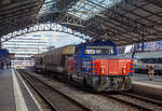   Die SBB Cargo Eem 923 010-3  Suhrerchopf  (Eem 97 85 1 923 010-3 CH-SBB C) fhrt am 18.05.2018 mit zwei Schttgutwagen durch den Bahnhof Lausanne.