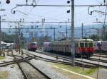 Eine Garnitur 315er Triebwagen steht im hinteren Teil des Hauptbahnhofes von Ljubljana.