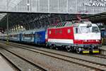 ZSSK 350 012 steht am 23 Februar 2020 mit EC 372 'HUNGARIA' abfahrtbereit in Praha hl.n.