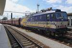 ZSCS 363 105 zieht ein Kohlezug durch Trnava am 24 Juni 2022.