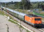 143 001-6 mit Sonderzug Cottbus-Warnemnde bei der Einfahrt in Warnemnde Werft.11.08.2012