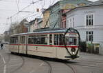 Gelenktriebwagen des Typs G4 aus dem Baujahr 1961 am 04.12.2022 vor der Haltestelle Rostock Doberaner Platz.