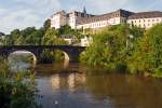   Weilburg am 11.08.2014, Blick über die Lahn mit der Steinerne Brücke auf das mächtige Schloss.