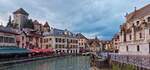 Blick von der Brücke über einen der Abflüße des Sees von Annecy welcher durch viele kleine Kanäle durch die Stadt verläuft, dieser Fluß heisst „Le Thiou“