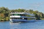 Schiffrundfahrt auf der Mosel, nach der Ausfahrt aus der Schleuse und der Rckfahrt nach Remich kommt uns das Fahrgastschiff Princesse Marie - Astrid auf der Mosel entgegen.