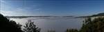 - ber den Wolken - Auf einem Parkplatz nahe Kaundorf entstand dieses Panoramafoto vom Stausee der Obersauer, der leider unter einer kompakten Wilkendecke liegt.