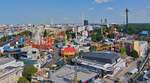 Ausblick aus einer der Kabinen des Riesenrades im Prater in Wien auf das Vergngungsareal am Prater. (Smartphone Foto Jeanny) 31.05.2023